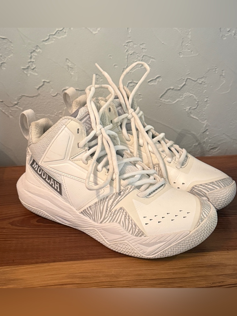 Moolah MPB/Free Break Mid Top Basketball Sneakers Zebra White/Gray Kids size 4